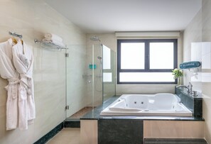 Junior Suite, Terrace (Hot Tub) | Bathroom | Bathtub, free toiletries, hair dryer, bidet - Occidental Granada (Granada)