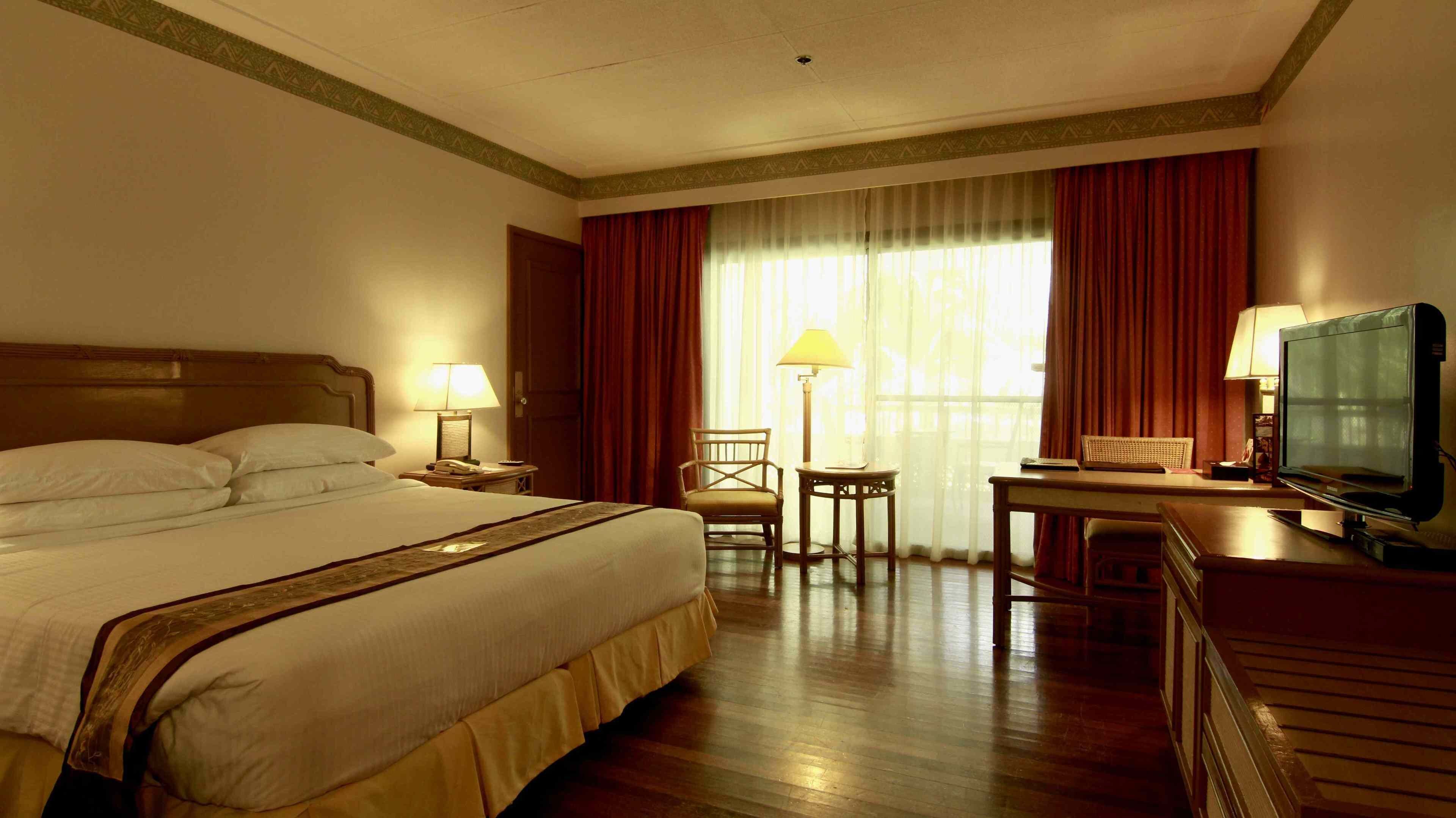 Minibar, escritorio, cortinas opacas y wifi gratis