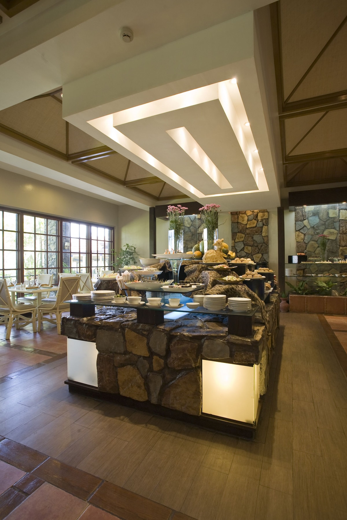 Daily buffet breakfast (PHP 654 per person)