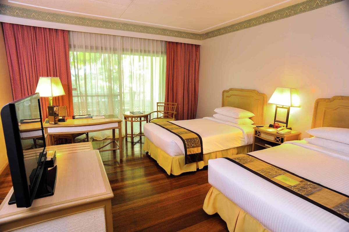 Deluxe Room | Minibar, desk, blackout curtains, bed sheets