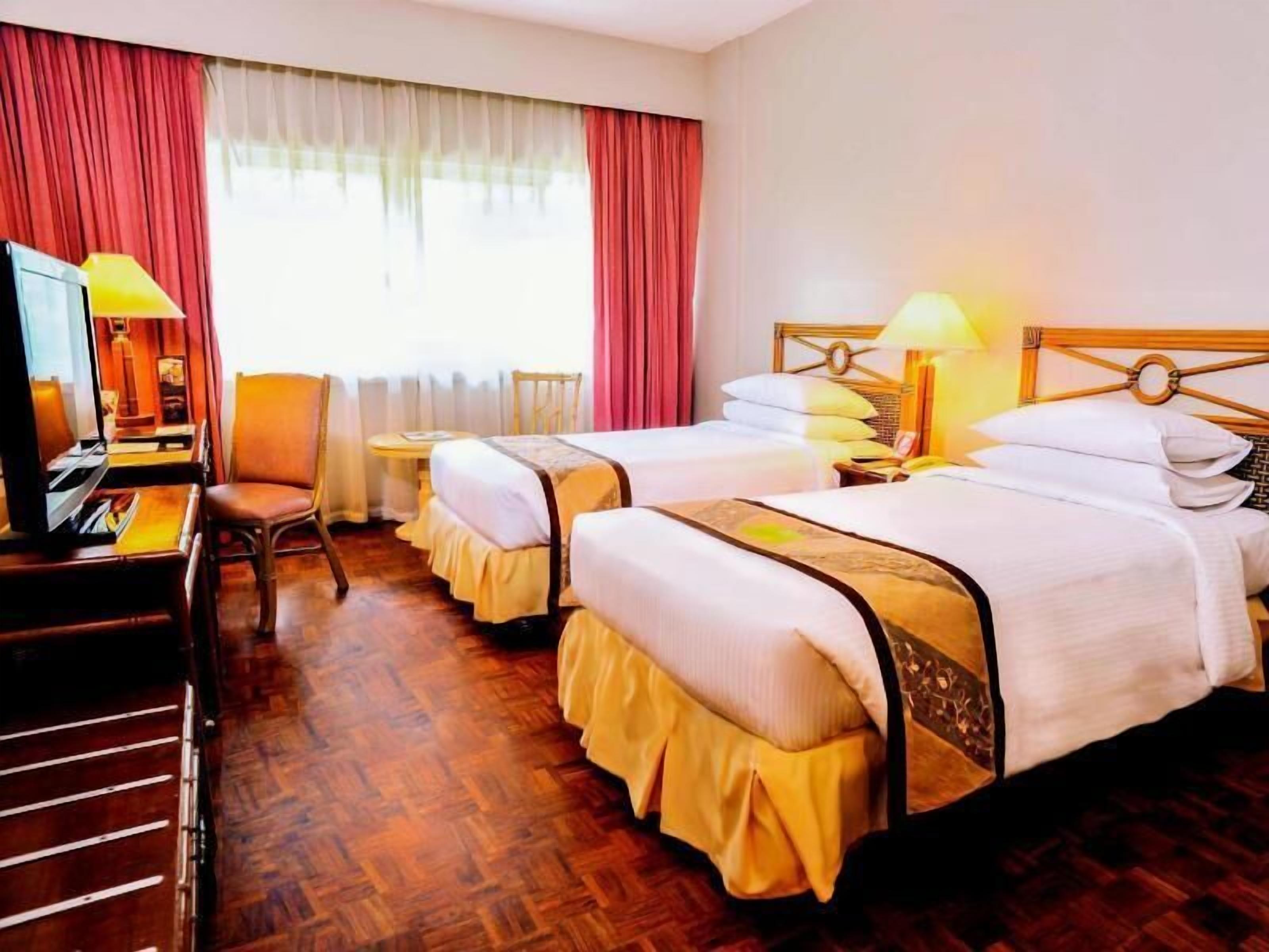 Minibar, escritorio, cortinas opacas y wifi gratis