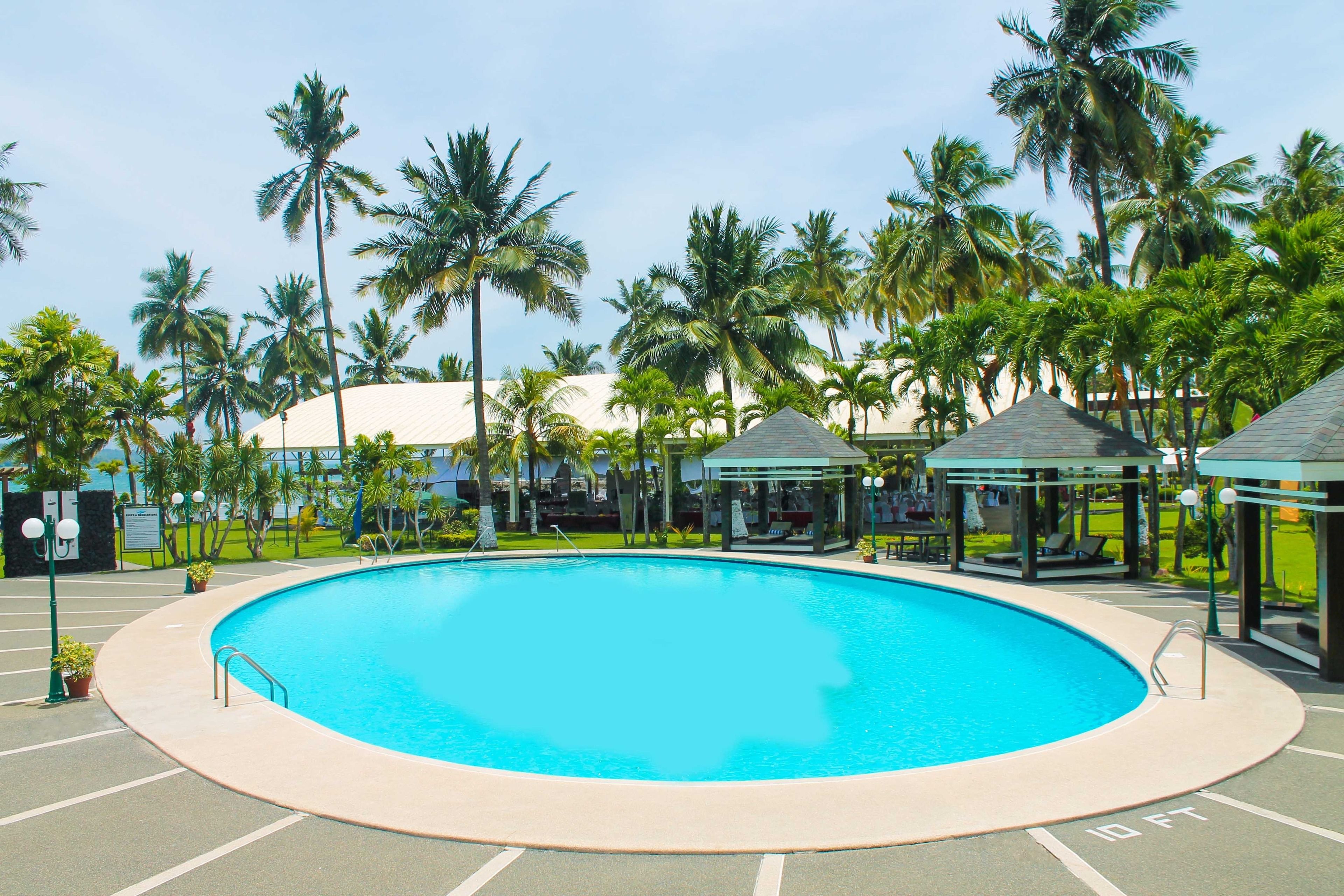 outdoor pool, free pool cabanas, pool loungers