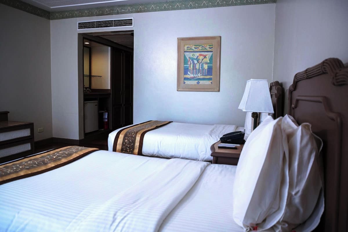 Quarto luxo | Frigobar, escrivaninha, cortinas blackout, Wi-Fi de cortesia