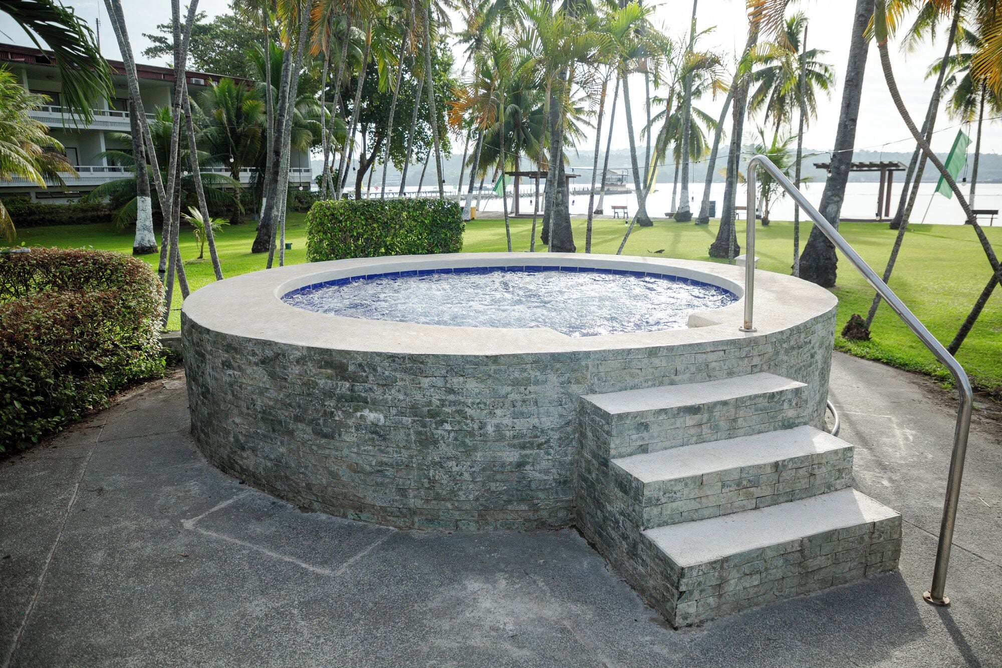 Outdoor pool, free cabanas, sun loungers