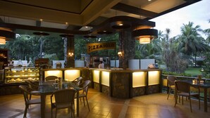 Un restaurante con mostrador de piedra, sillas de mimbre y un letrero que dice "PIZZAJOLO".