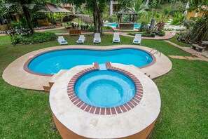 2 piscines extérieures, chaises longues