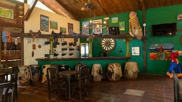 2 bars/lounges