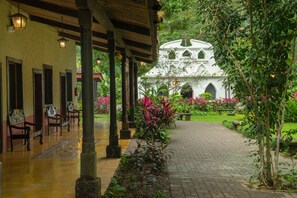 Chambre Prestige, 1 trĂšs grand lit | Vue de la chambre