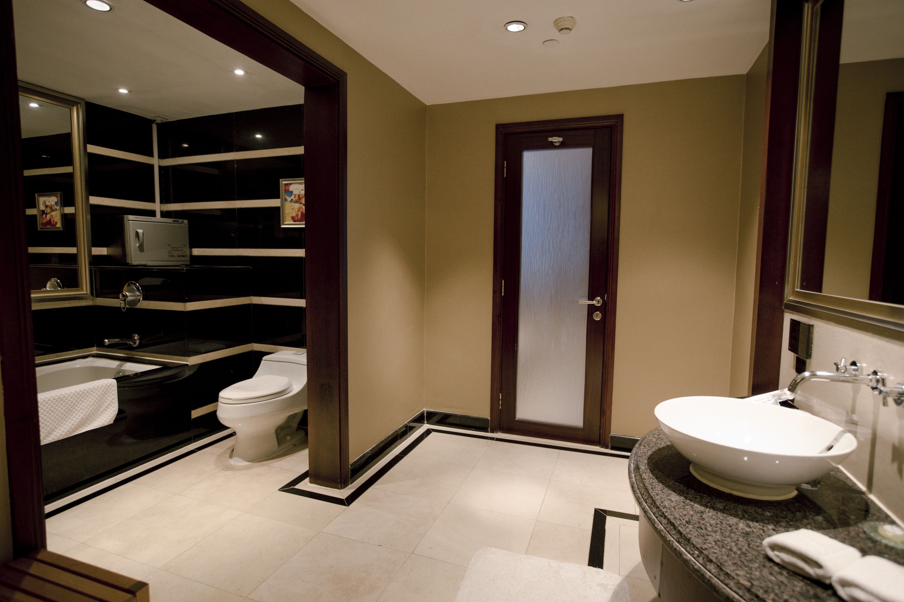Un baño moderno con bañera, inodoro y lavabo.