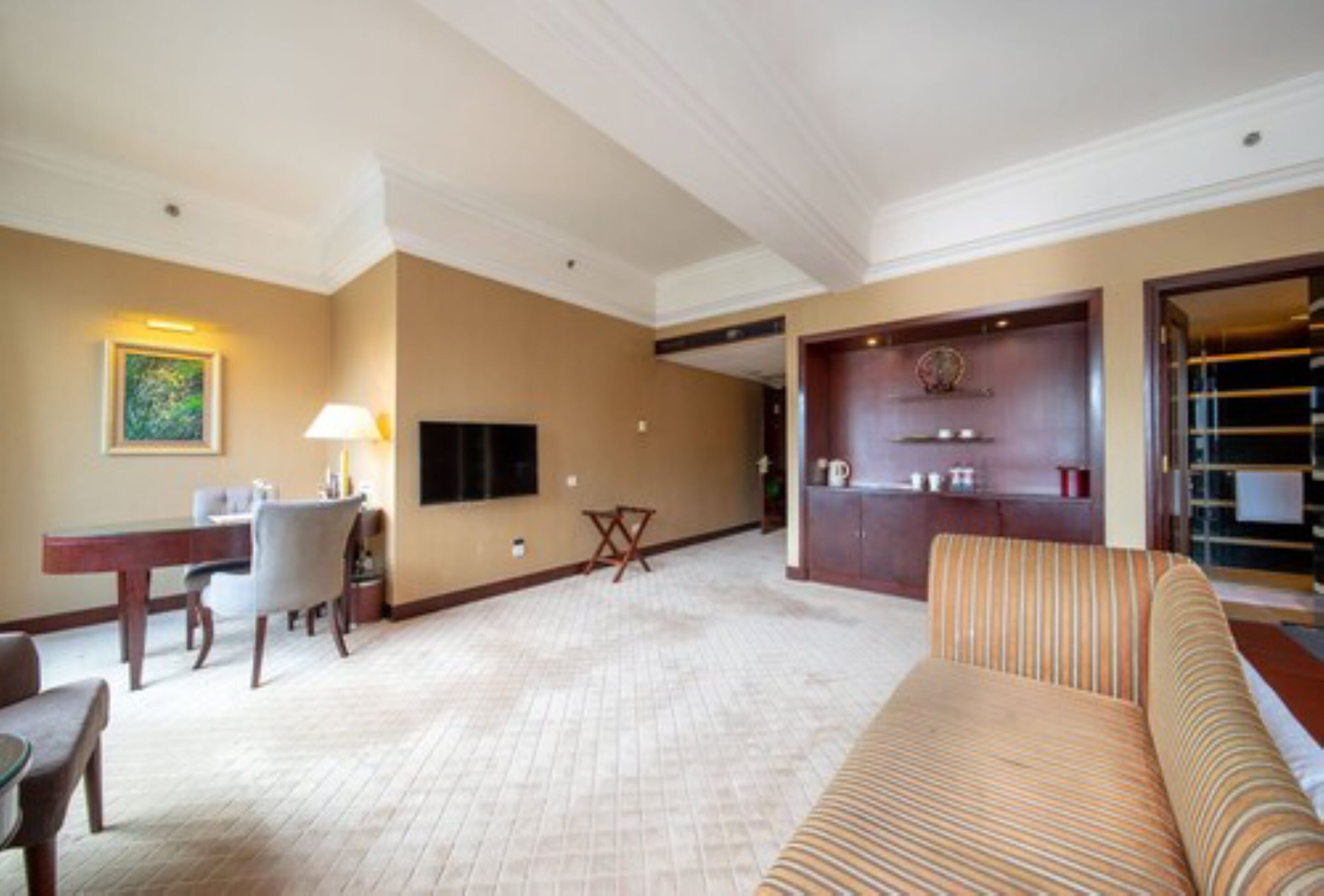 executive twin bed room | down duvets, minibar, in-room safe, desk