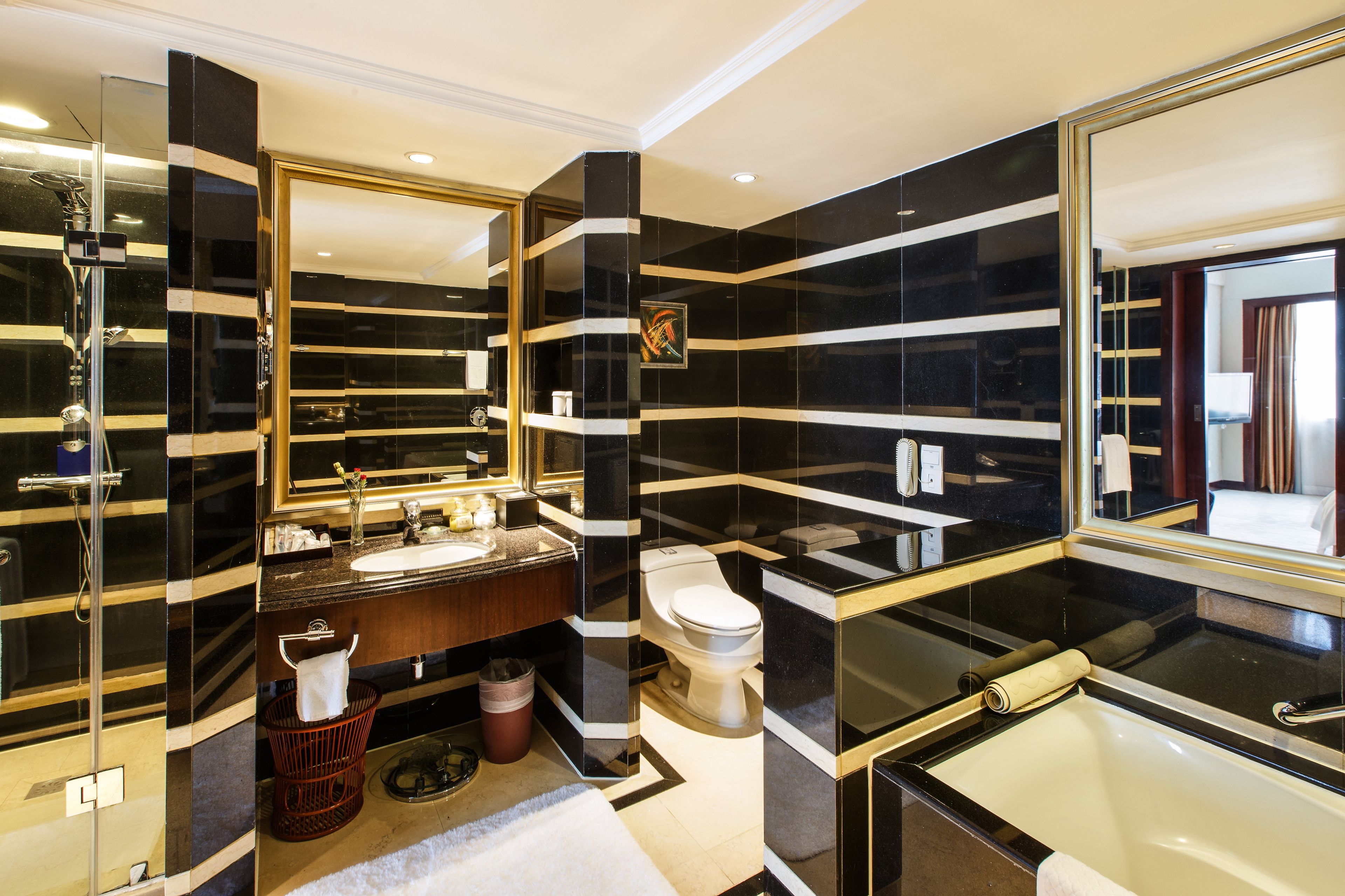 family suite | bathroom | shower, hydromassage showerhead, free toiletries, hair dryer