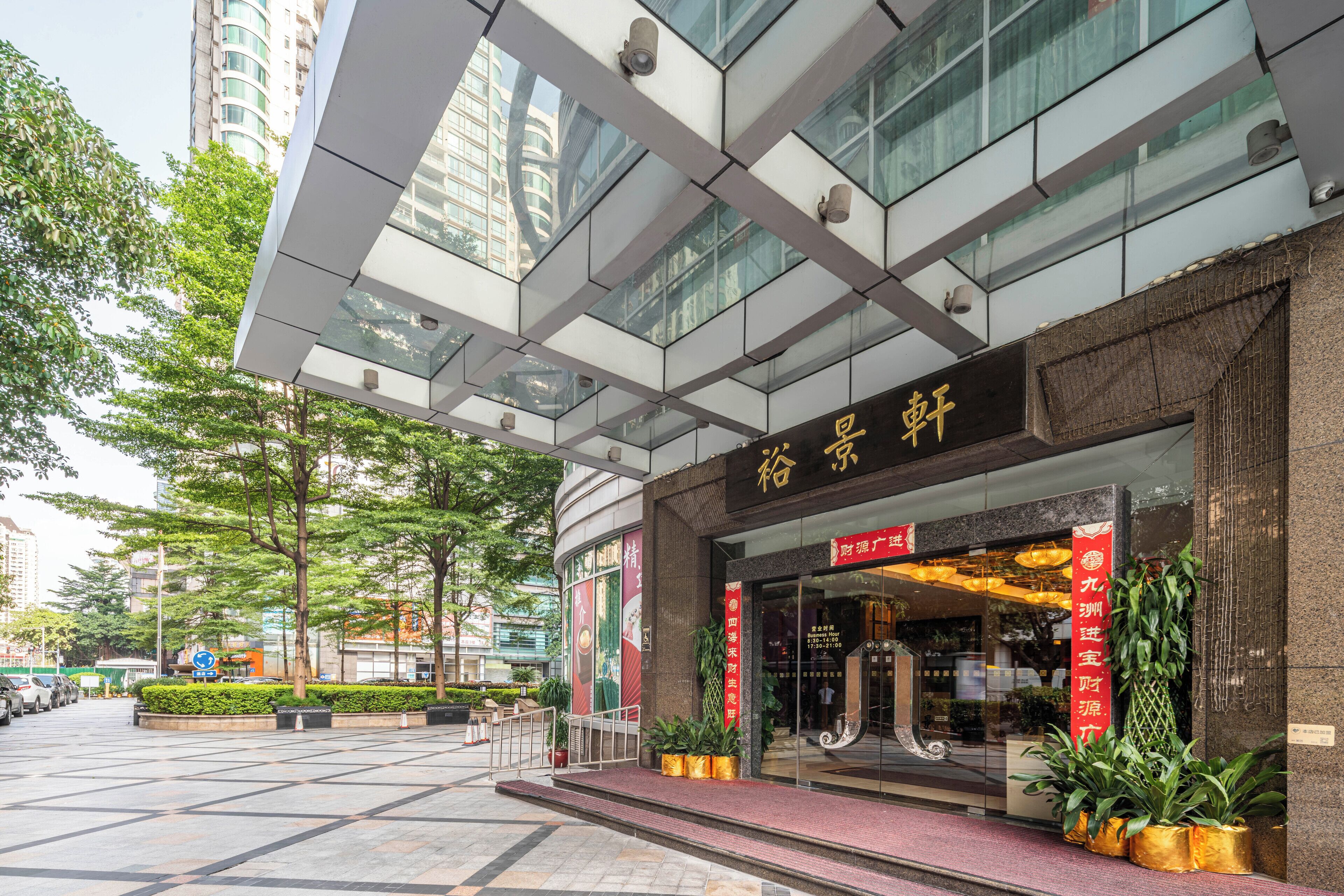 3 restaurants, dinner served