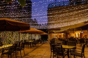 3 間餐廳；供應晚餐