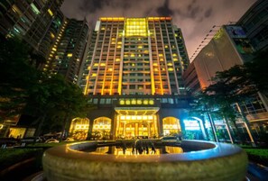 Front of property - evening/night - Guangzhou Grand International Hotel (Guangzhou)