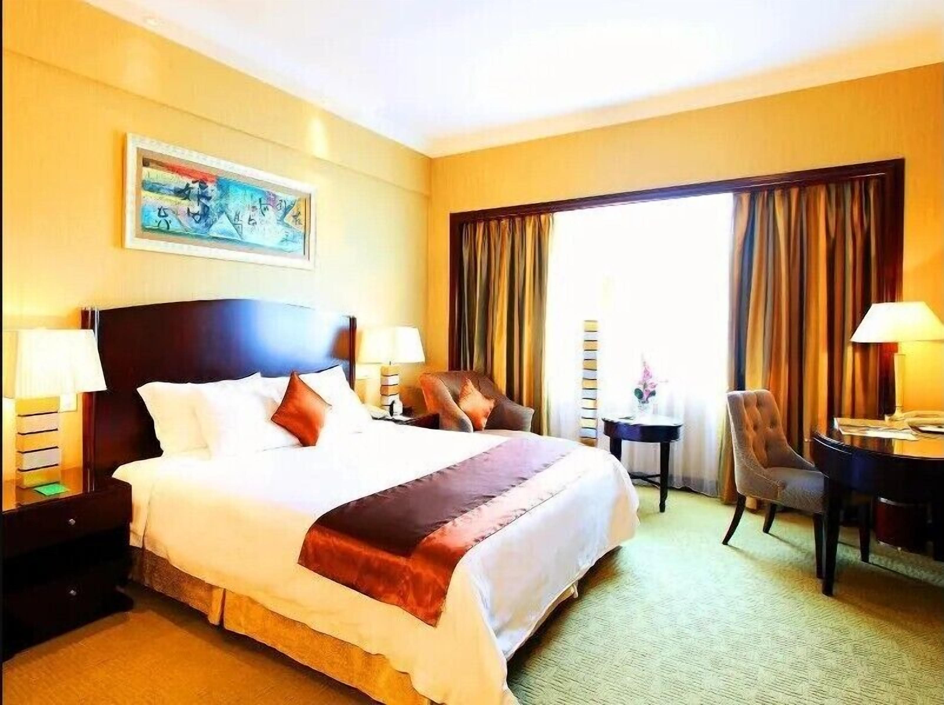 1 bedroom, down duvets, minibar, in-room safe