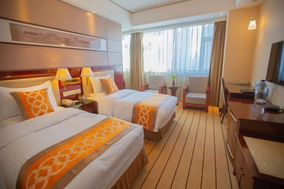 Minibar, safe på rommet og vekkerklokke