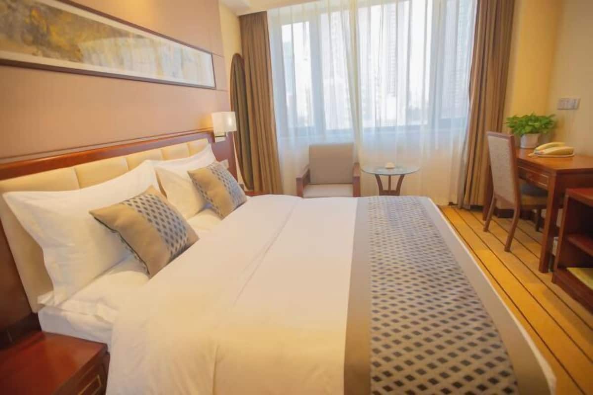 Minibar, safe på rommet og vekkerklokke