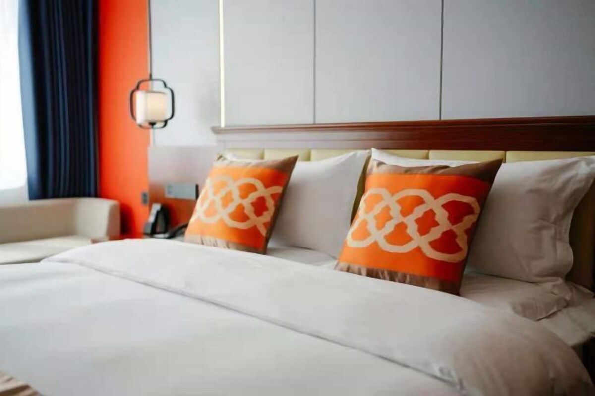 Minibar, in-room safe, alarm clocks