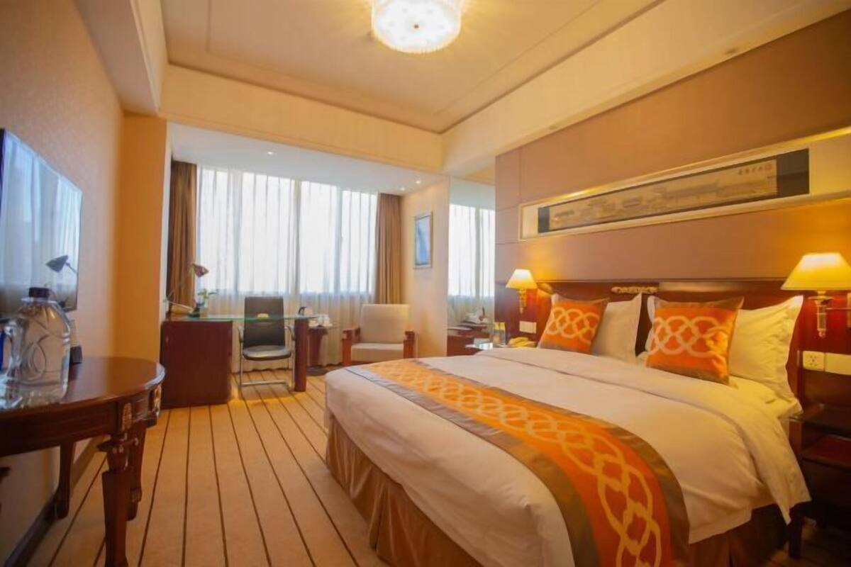 Minibar, in-room safe, alarm clocks