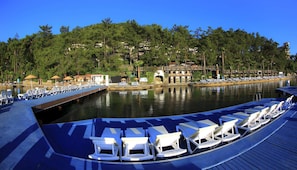 Privat strand, solsenger, parasoller og strandhåndklær