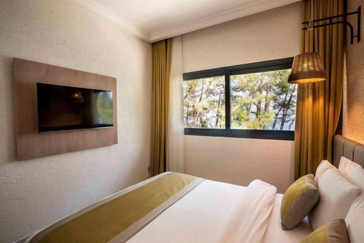 Minibar, caja fuerte, escritorio y cortinas opacas