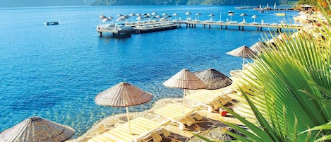 Privatstrand, LiegestĂŒhle, Sonnenschirme, StrandtĂŒcher