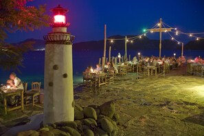 5 restaurants, breakfast, lunch, dinner served; seafood 