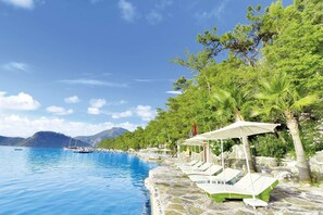 Privat strand, solsenger, parasoller og strandhåndklær