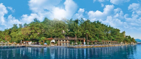 Private beach, sun-loungers, beach umbrellas, beach towels