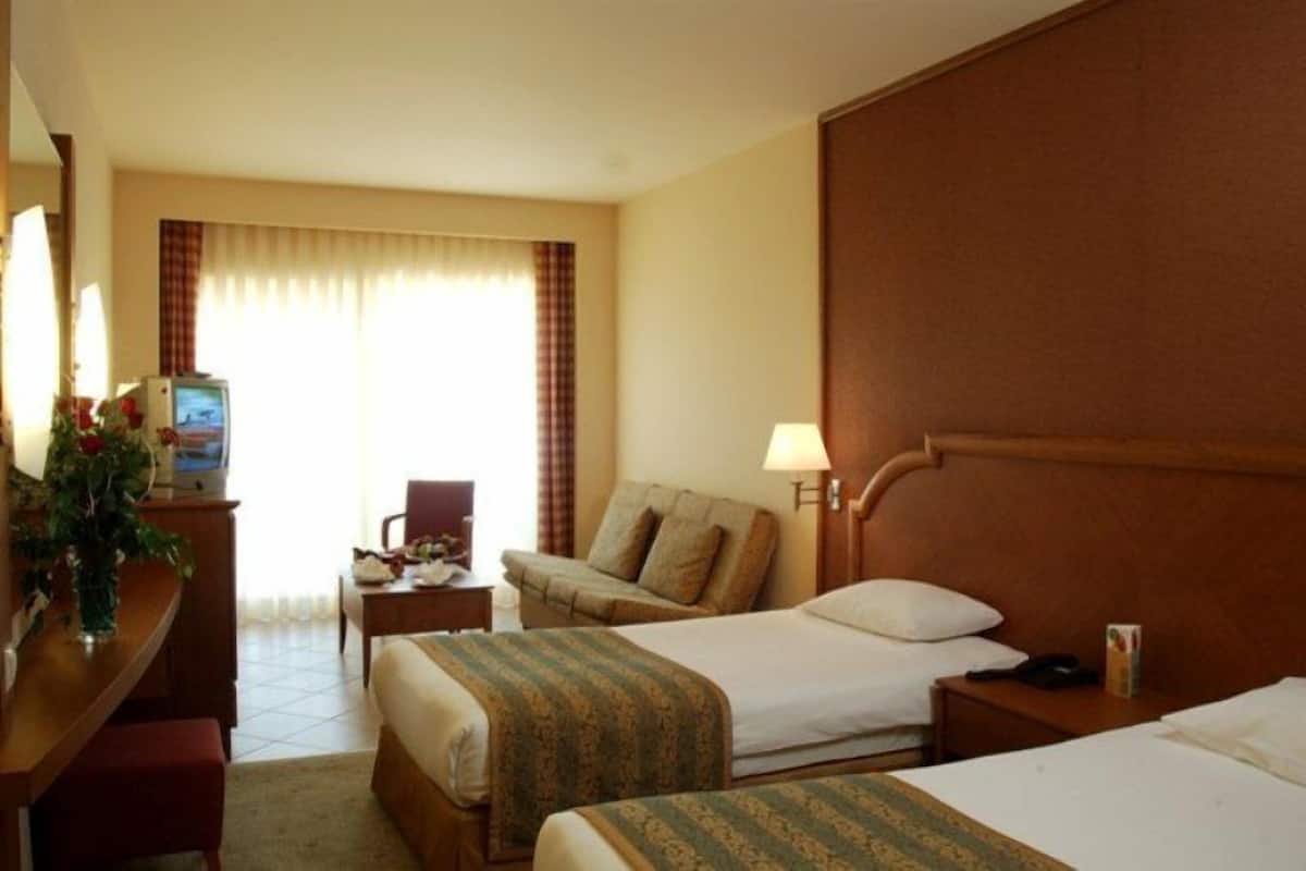Deluxe Double Room, Sea View | Minibar, in-room safe, desk, blackout drapes