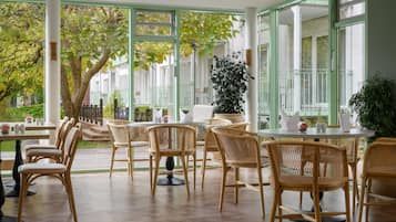 Frukost och middag serveras, med uteservering