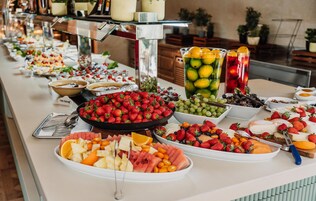 Serviço de café da manhã e jantar, restaurante ao ar livre 