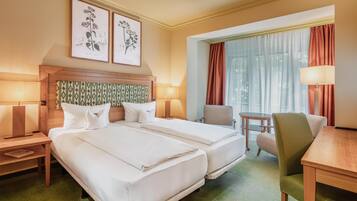 VÀrdeförvaringsskÄp pÄ rummet, skrivbord, gratis wi-fi och sÀngklÀder