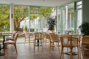 Petit déjeuner et dîner servis sur place, restauration en plein air