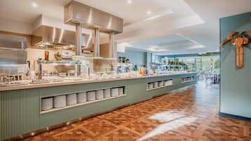 Breakfast, dinner served; international cuisine, alfresco dining