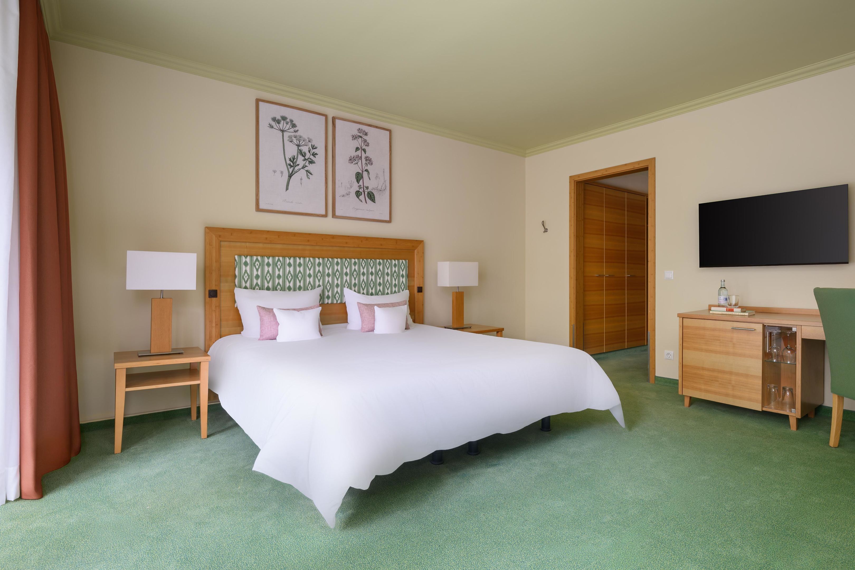 Zimmersafe, Schreibtisch, kostenloses WLAN, Bettwäsche