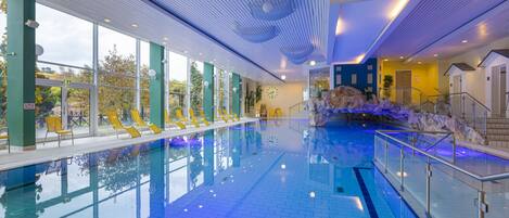 Indoor pool, sun loungers