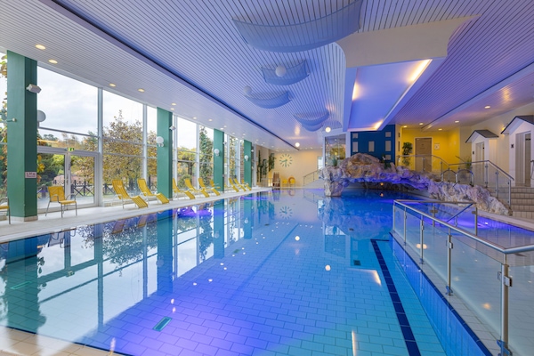 Piscina coperta, lettini