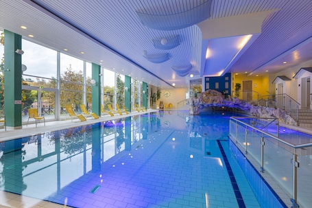 室内游泳池,日光浴躺椅