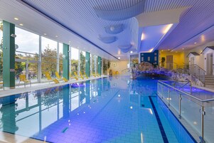 Indoor pool, sun loungers