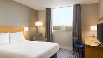 Skrivbord, mörkläggningsgardiner och strykjärn/strykbräda