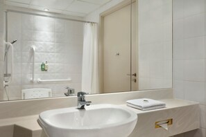 Kamer, 2 eenpersoonsbedden, toegankelijk voor mindervaliden | Badkamer |  milieuvriendelijk toiletgerief, een haardroger, handdoeken