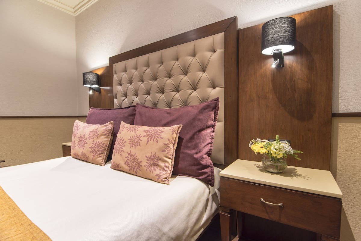 standard room, 1 queen bed | 1 bedroom, premium bedding, in-room safe, desk