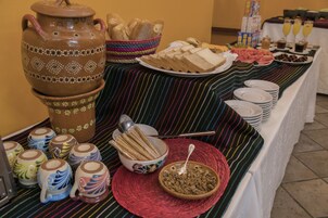 Se ofrece un desayuno bufé todos los días (por un coste adicional)
