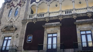 Vista frontal de la propiedad