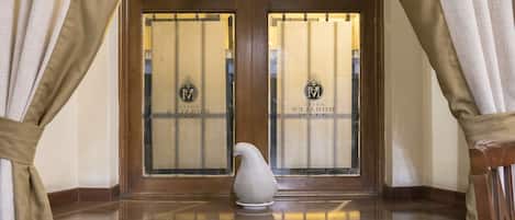 Huone, jossa on puinen ovi, jossa on hotellin logo ja teksti ”HOTEL MOLARES”.