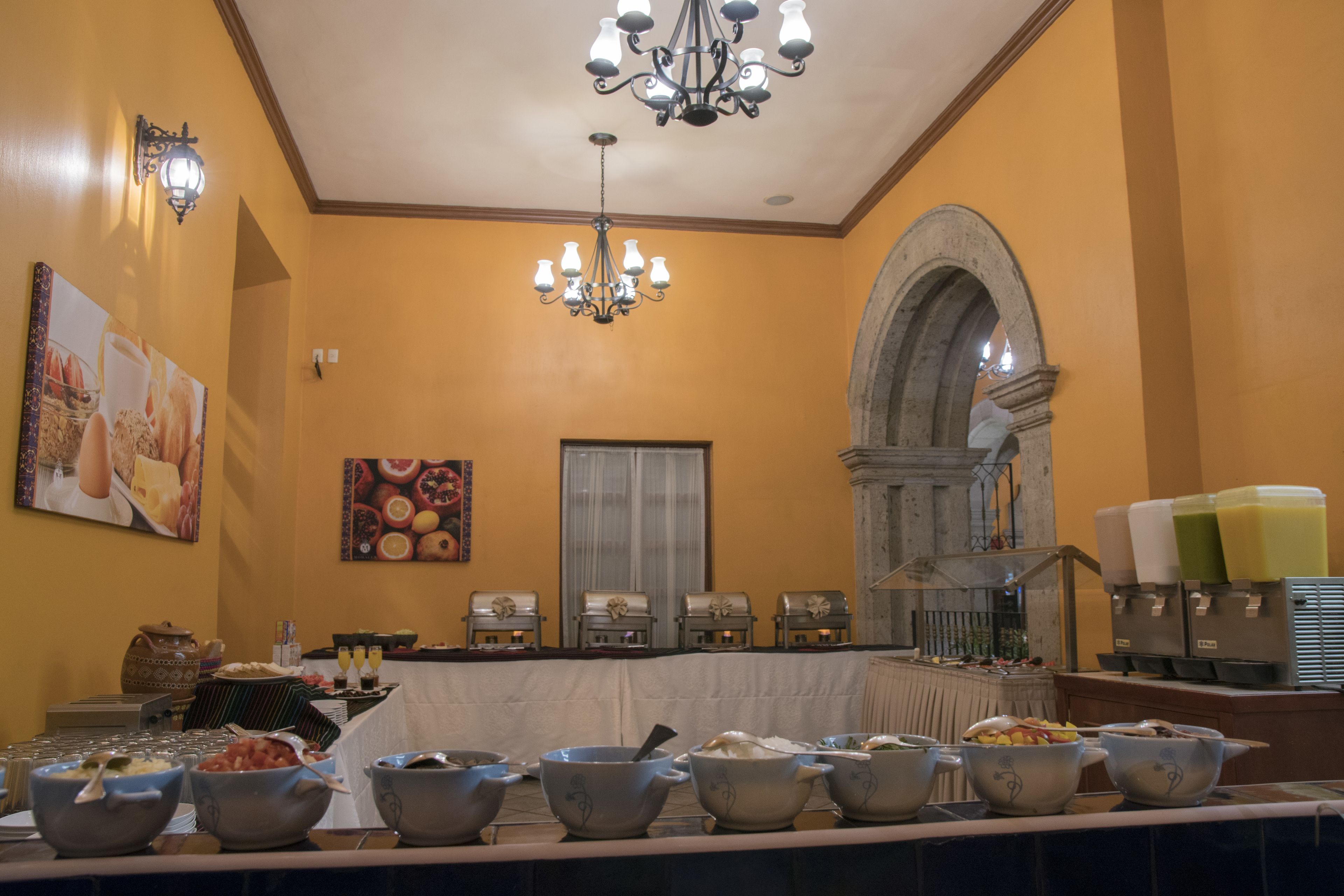 Disposição de buffet com diversos tipos de comida e uma estação de café.
