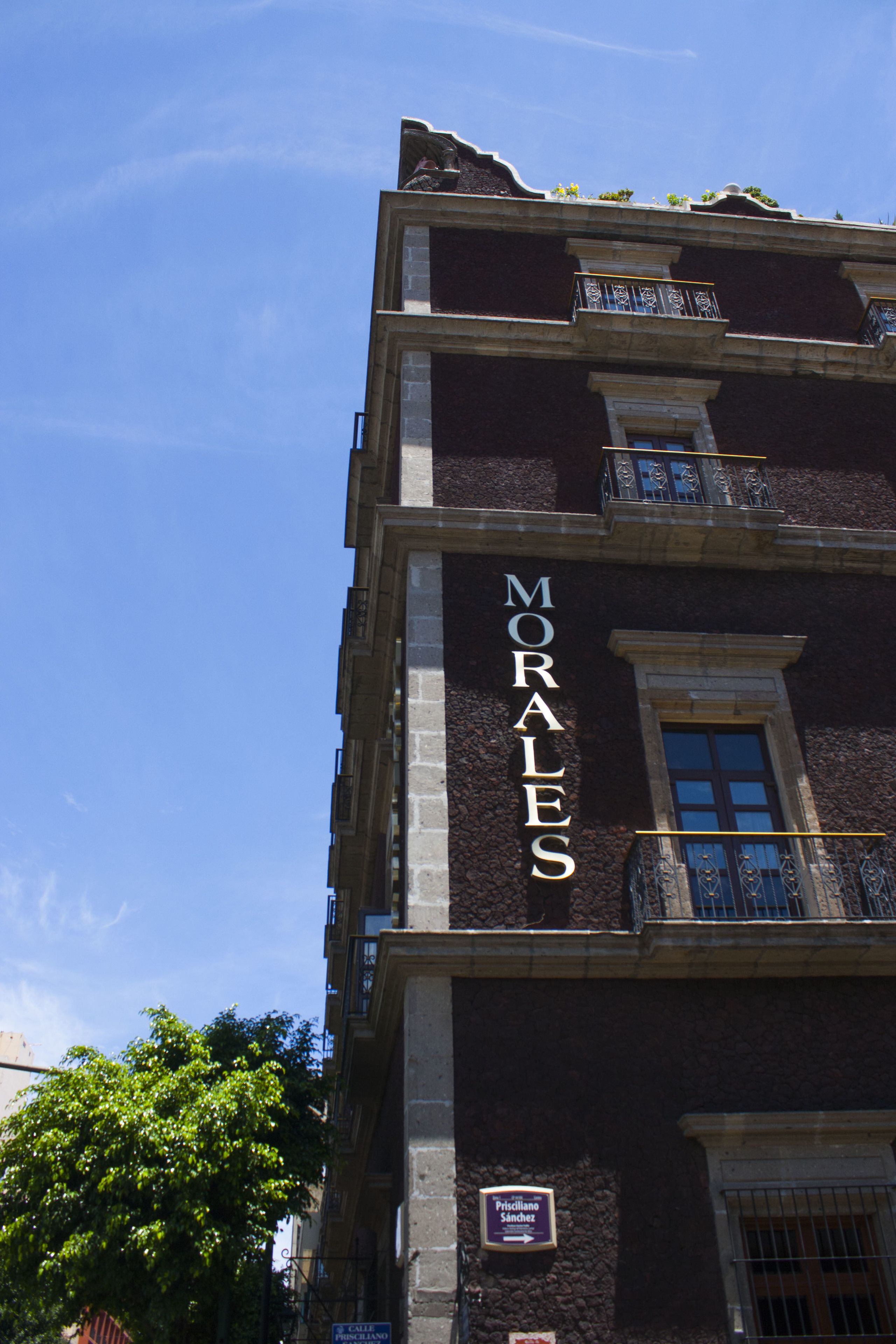 Un edificio con el nombre "MORALES" en su fachada.