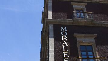 Un edificio con el nombre "MORALES" en su fachada.