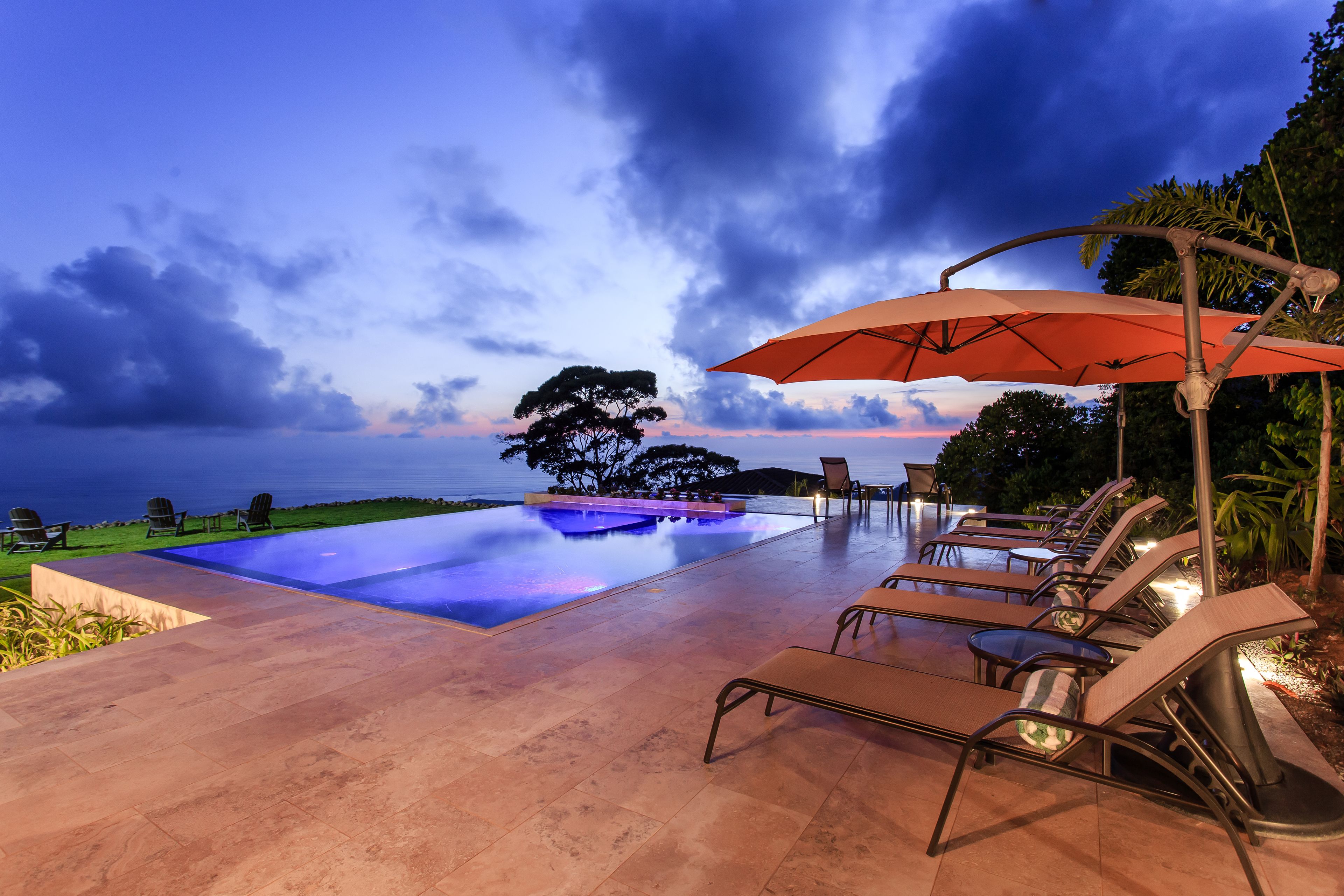 Una piscina al aire libre, una piscina con borde infinito